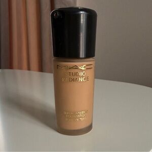 MAC Cosmetics Studio Radiance Foundation - NW20